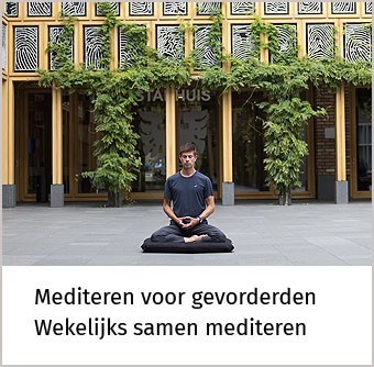 Steven zit op een matje te mediteren op het pleintje van het stadhuis in Deventer