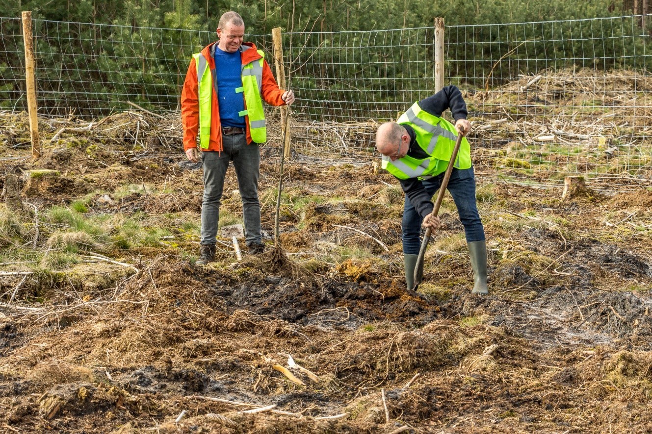 Arjan en Frank van meditatiecentrum Zen.nl Amersfoort aan het werk op landgoed den Treek