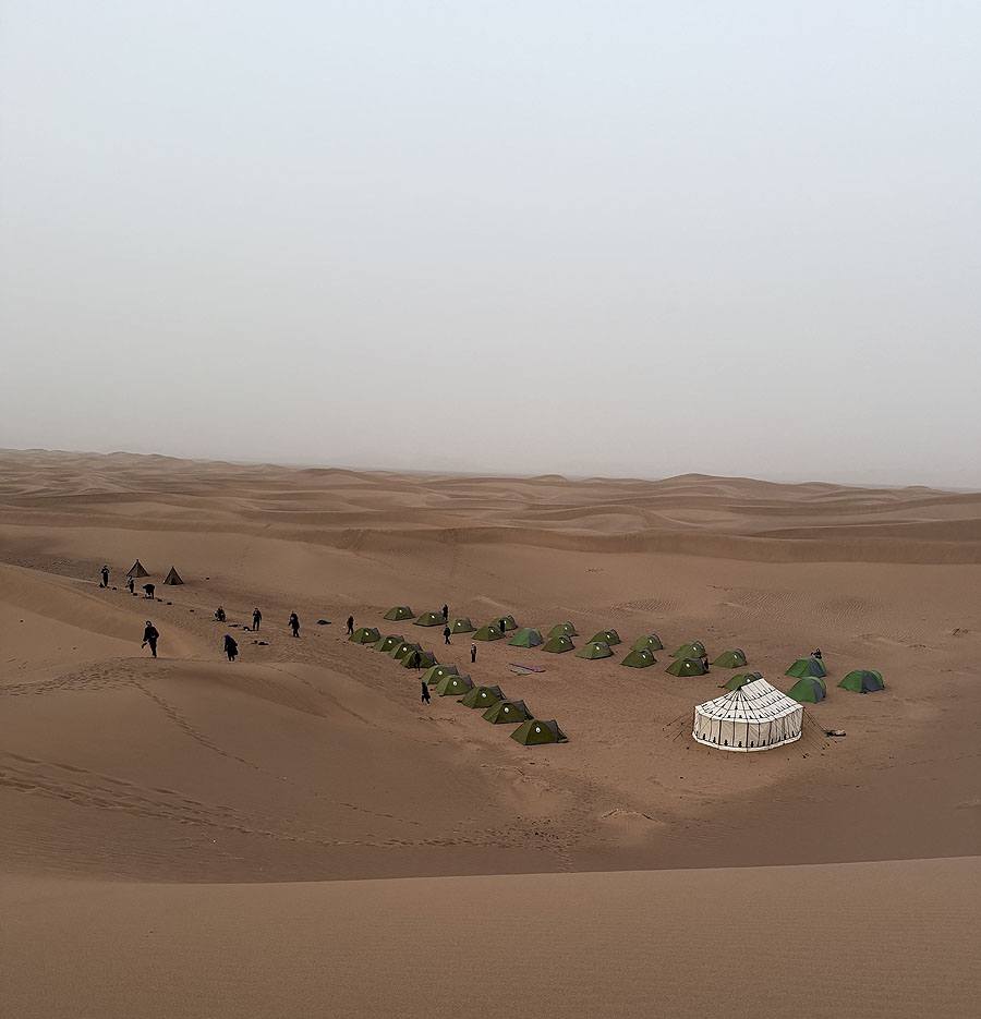een groep tentjes in de woestijn
