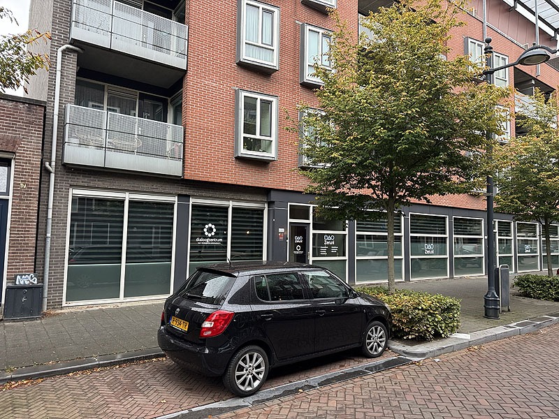 straat in Breda met een appartementenomplex en op de benedenverdieping de zendo van Zen.nl en het dialoogcentrum