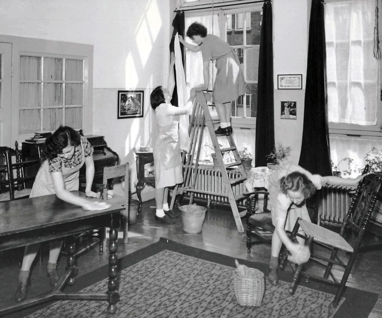 heel ouderwetse foto van dames die schoonmaken