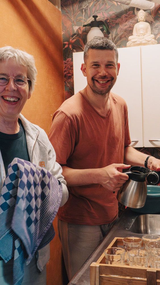 twee cursisten wassen na de les samen de kopjes af
