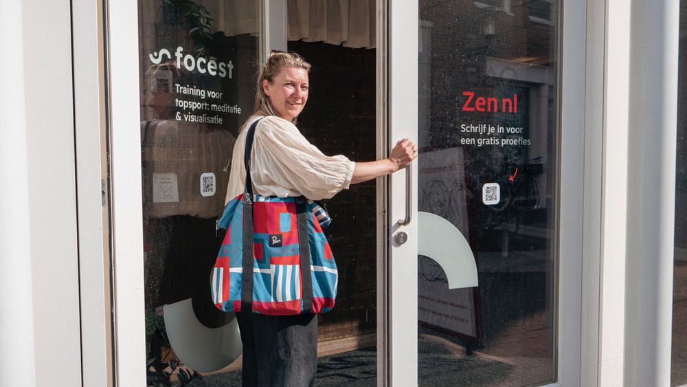 een cursist gaat net de zendo binnen en houd de deur voor je open